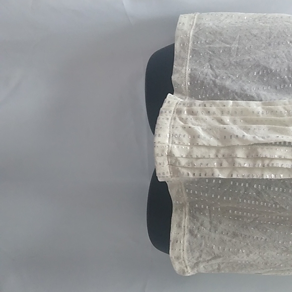 The limited cream sleeveless blouse - Picture 6 of 11